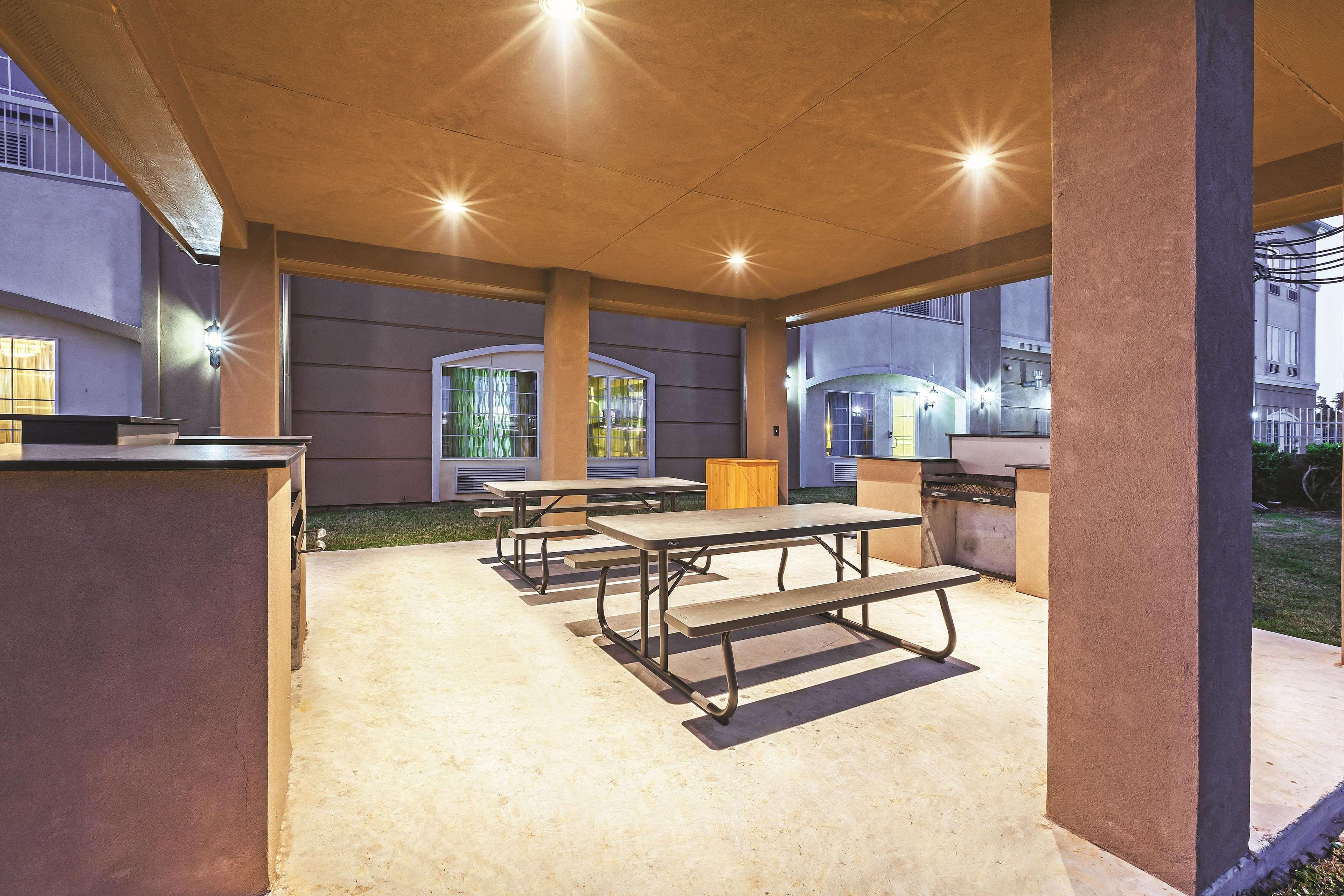 La Quinta By Wyndham Angleton Hotel Ngoại thất bức ảnh