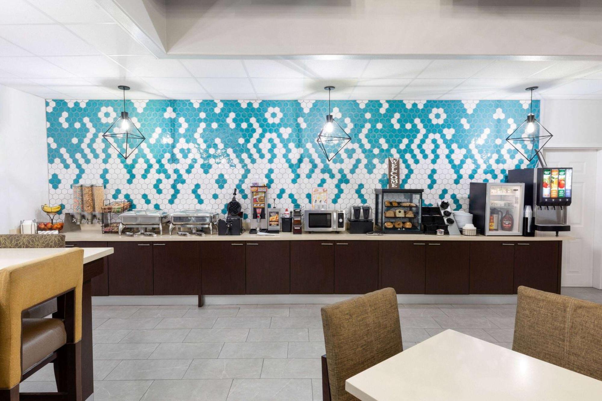 La Quinta By Wyndham Angleton Hotel Ngoại thất bức ảnh